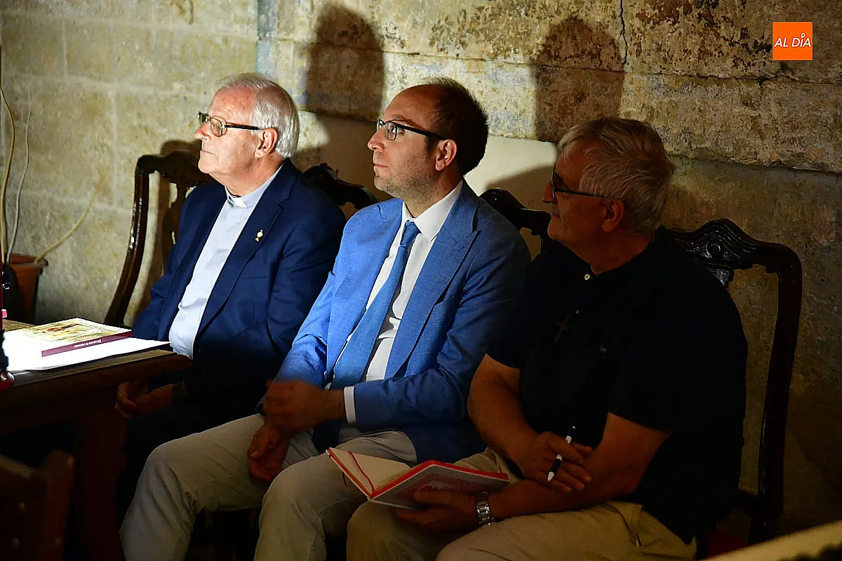 Foto 6 - Juan Carlos S&aacute;nchez presenta en el claustro de la catedral su libro `Peregrinos de esperanza. Un amor en la frontera&acute;